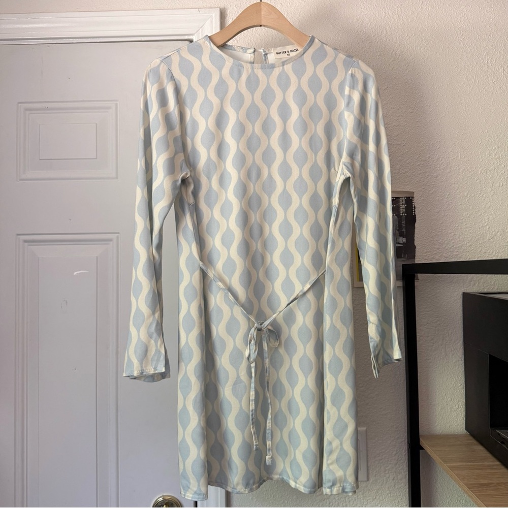 BUTTER &‎ HAZEL cream blue squiggle print bell long sleeve mini dress